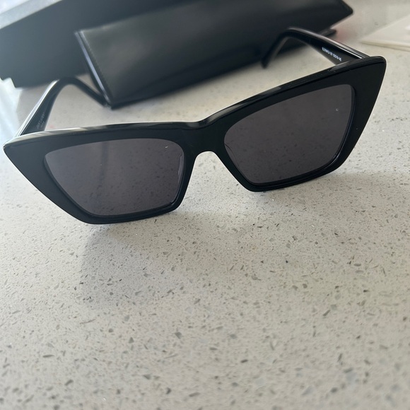 Black Cat-Eye Sunglasses - Picture 4 of 6